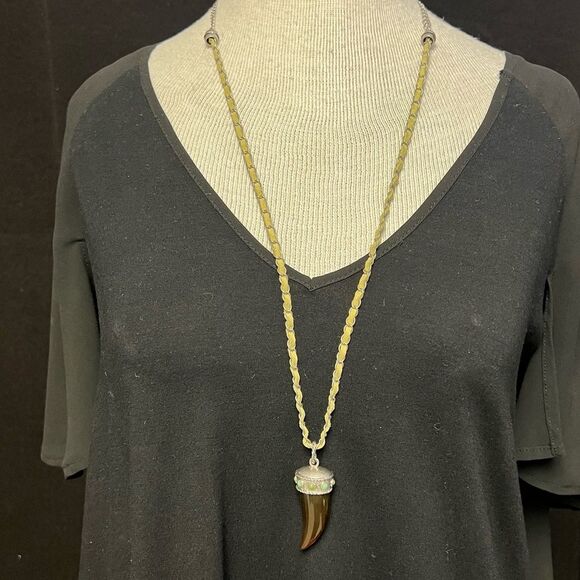 Lia Sophia CORNUCOPIA $78 in catalog
Resin Horn Necklace w/ Green Accents NWT🏷 - Picture 6 of 9